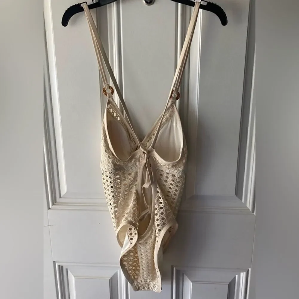 Robin Piccone NWT Marlow keyhole One Piece Swimsuit Cream Color Size 14